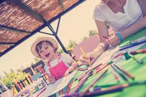 maman et petite fille dessinant des images colorées photo