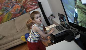 petit enfant jouant avec sa soeur à la maison photo