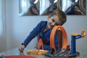 père et enfants jouant au jeu de voiture photo