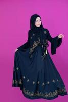 femme musulmane avec hijab en robe moderne