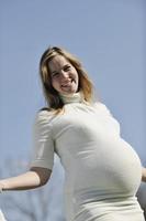 heureuse jeune femme enceinte en plein air photo