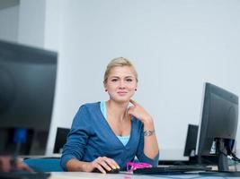 femme étudiante en salle de classe de laboratoire informatique photo