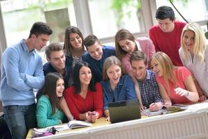 groupe d'adolescents heureux à l'école photo