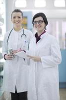 équipe de femme chimiste pharmacien en pharmacie pharmacie photo