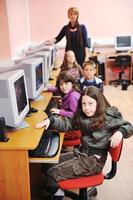 éducation informatique avec les enfants à l'école photo