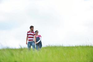 romantique jeune couple amoureux ensemble en plein air photo