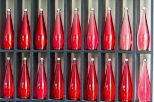 bouteilles de jus de fruits rouges dans un restaurant moderne photo