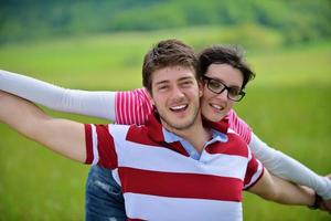 portrait de jeune couple romantique souriant ensemble en plein air photo