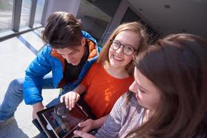 groupe d'étudiants travaillant ensemble sur un projet d'école photo