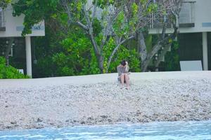 beau gril sur la plage s'amuser photo