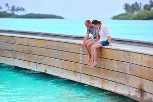 heureux jeune couple s'amuser sur la plage photo