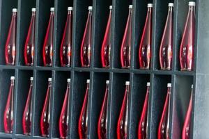 bouteilles de jus de fruits rouges dans un restaurant moderne photo