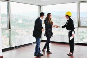 heureux jeune couple achetant une nouvelle maison avec un agent immobilier photo