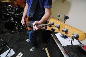 un groupe de musique s'entraîne dans un garage photo