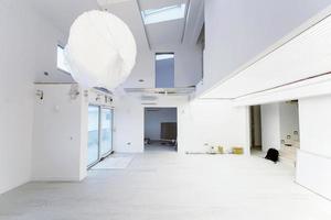 suède, 2022 - intérieur d'un appartement à deux niveaux à espace ouvert moderne et élégant vide photo