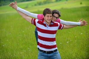 portrait de jeune couple romantique souriant ensemble en plein air photo