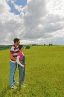 portrait de jeune couple romantique souriant ensemble en plein air photo