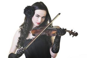 belle jeune femme joue du violon photo