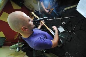 un groupe de musique s'entraîne dans un garage photo