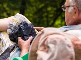 photographe senior préparant l'appareil photo