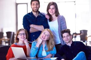 groupe d'étudiants debout ensemble en équipe photo