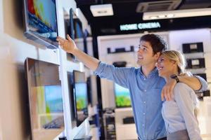 les gens achètent dans un magasin d'électronique grand public photo