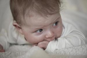 heureux nouveau-né petit bébé souriant photo