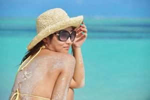 femme asiatique, reposer, sable, plage photo