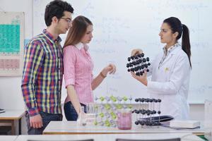 groupe d'adolescents heureux à l'école photo