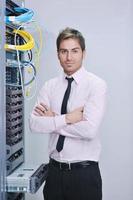 jeune ingénieur informatique dans la salle des serveurs du centre de données photo