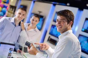 personnes dans un magasin d'électronique photo