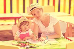 maman et petite fille dessinant des images colorées photo