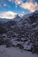 vue aérienne sur la vallée de zermatt et le pic du cervin photo