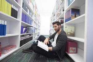 étude des étudiants à la bibliothèque de l'école photo