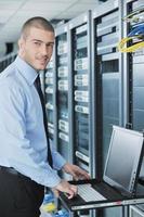 jeune ingénieur informatique dans la salle des serveurs du centre de données photo