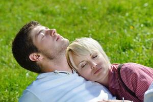 portrait de jeune couple romantique souriant ensemble en plein air photo