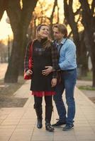 jeune couple enceinte s'amuser et se détendre photo