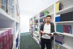 étude des étudiants à la bibliothèque de l'école photo