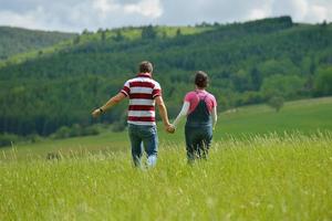 portrait de jeune couple romantique souriant ensemble en plein air photo