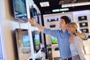 personnes dans un magasin d'électronique photo