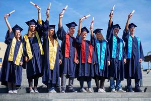 groupe d'étudiants jeunes diplômés photo