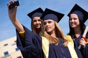 groupe d'étudiants diplômés faisant selfie photo