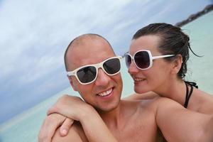 un jeune couple heureux s'amuse en été photo