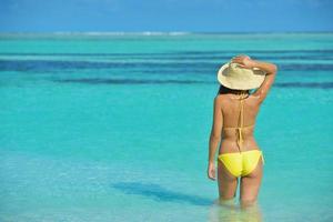 belle femme se détendre sur la plage tropicale photo