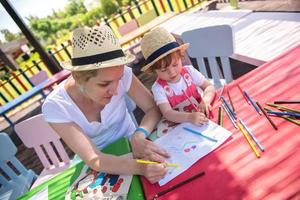 maman et petite fille dessinant des images colorées photo