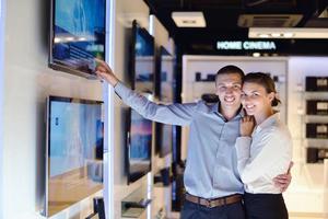 personnes dans un magasin d'électronique photo