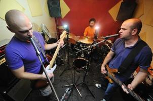 un groupe de musique s'entraîne dans un garage photo