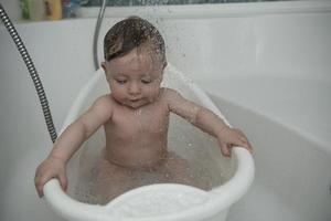 jolie petite fille prenant un bain photo