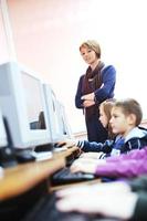 éducation informatique avec les enfants à l'école photo