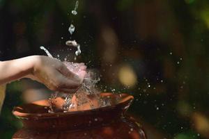 éclabousser de l'eau douce sur les mains de la femme photo